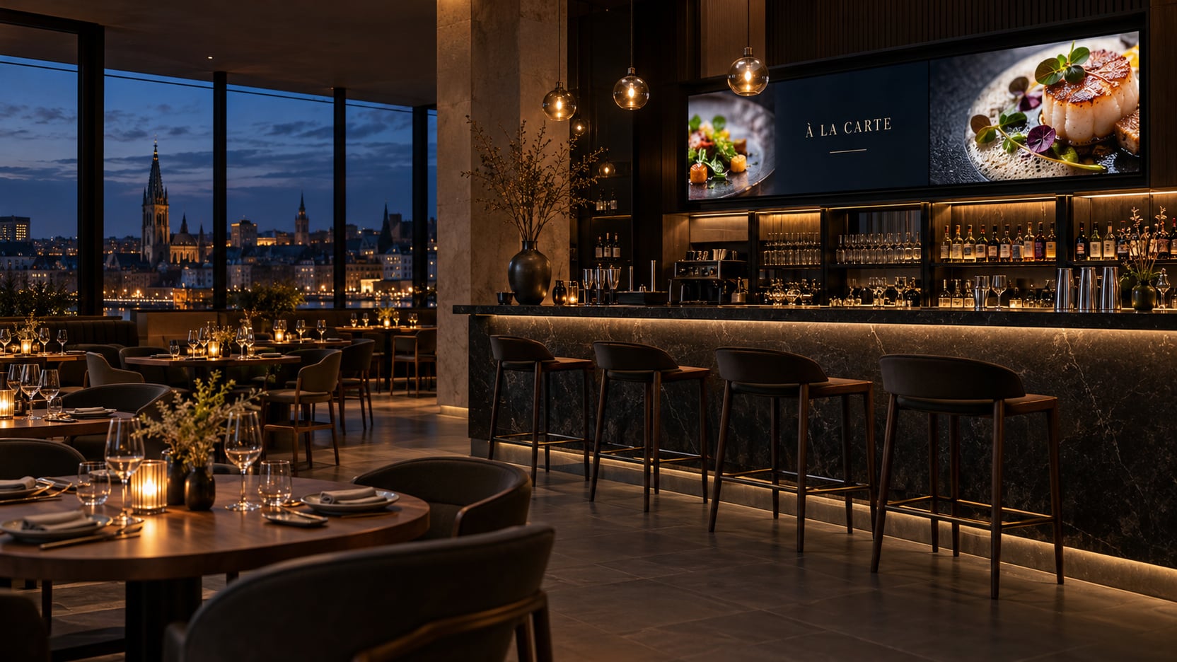 Restaurant — bar et écrans menu en soirée